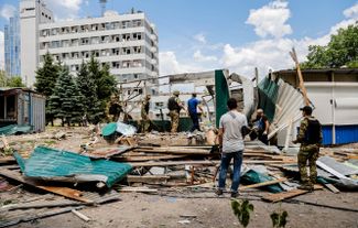 Одна из улиц Донецка после обстрела. Среди завалов — тело человека. Представители властей самопровозглашенной ДНР <a href="https://t.me/online_dnr_sckk/13215" rel="noopener noreferrer" target="_blank">сообщали</a> о попадании снарядов по нескольким районам города