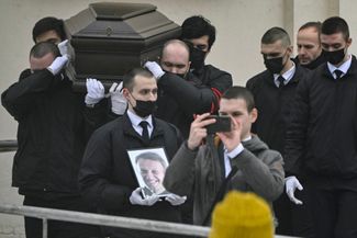Гроб с телом Навального выносят из храма после отпевания, которое продлилось всего около 20 минут