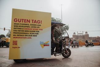Реклама либеральной партии FDP на тук-туке в Индии, направленная на привлечение местных IT-работников в Германию
