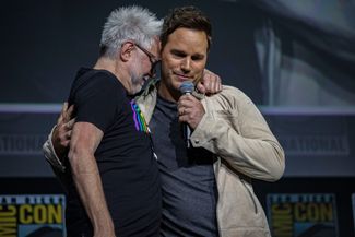 Джеймс Ганн и Крис Пратт во время выступления на «Комик Коне» в Сан-Диего. 23 июля 2022 года