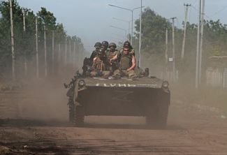 Военнослужащие пророссийских войск на боевой машине пехоты в районе города Попасная, Луганская область