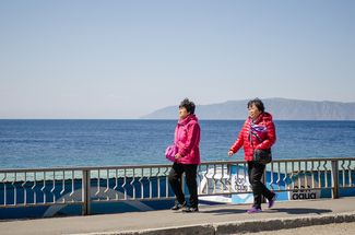 Китайские туристы в поселке Листвянка на Байкале, 20 мая 2017 года