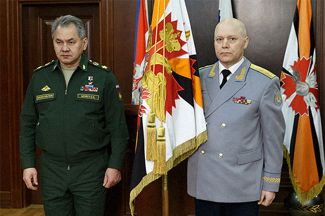 Министр обороны России Сергей Шойгу (слева) с Игорем Коробовым, которого только что назначили главой Главного управления (бывшее ГРУ), 2 февраля 2016 года