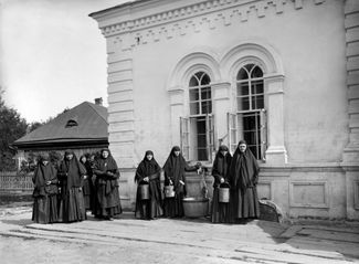 Монахини у колодца в Серафимовском монастыре в селе Дивеево. 1904 год