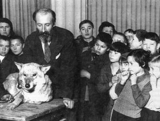Pyotr Manteifel shows children a wolf, 1920s