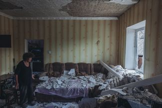 Женщина в своем доме после российского обстрела в Краматорске
