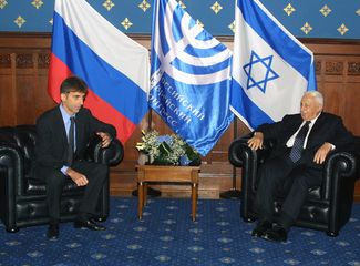Премьер-министр Израиля Ариэль Шарон и президент Российского еврейского конгресса Леонид Невзлин. Москва, 5 сентября 2001 года
