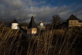 Псково-Печерский монастырь — вид со смотровой