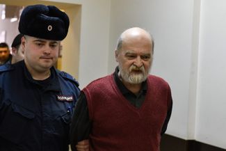Александр Скобов отказался отвечать на вопросы суда