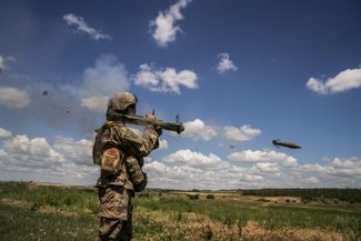 Украинский военный на тренировке с РПГ-26. Донецкая область, 27 июня 2024 года