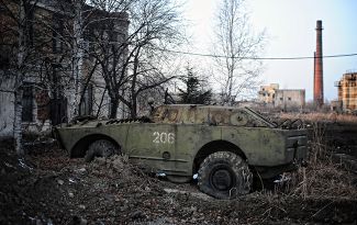 На территории заброшенного бронетанкового ремонтного завода № 206. Уссурийск, 6 декабря 2012 года.