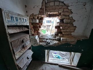 Жилой дом после обстрела Донецка