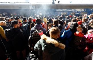 Люди ждут посадки на поезд, чтобы уехать из Киева. Как сообщили «Медузе» очевидцы, покинуть столицу Украины сейчас очень сложно. В поезда, которые отправляются из Киева, пассажиров сажают бесплатно, но количество мест ограничено, а добраться до вокзала трудно из-за ситуации на улицах. 25 февраля 2022 года