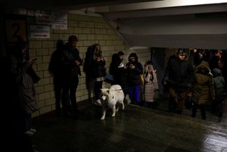 Жители Киева пытаются поймать сигнал для выхода в интернет на станции метро