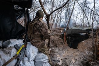 Украинский пехотинец несет вахту в окопах на линии фронта под Бахмутом