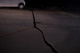 Вся дорога до Кахраманмараша была в разломах — таких больших, что казалось, колеса машины точно в них застрянут.