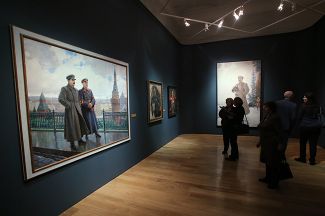 Посетители выставки картин Александра Герасимова в Историческом музее около работы «И.В.Сталин и К.Е.Ворошилов в Кремле».