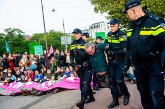 Участники акции протеста в Амстердаме, 7 октября 2019 года