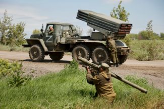 Боец ДНР недалеко от поселка Пантелеймоновка (находится под контролем ДНР) готовится к стрельбе из переносного зенитного ракетного комплекса «Игла»