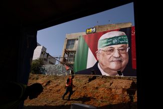 Рекламный щит в Тель-Авиве, изображающий президента Палестины Махмуда Аббаса в повязке ХАМАС. Аббас возглавляет движение ФАТХ, контролирующее Западный берег реки Иордан. Исламистский ХАМАС и светский ФАТХ враждебны друг другу, однако израильские правые считают их частями одной и той же «палестинской проблемы». 23 ноября 2023 года