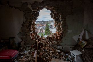 Вид на поселок Макаров из квартиры в разбомбленном доме