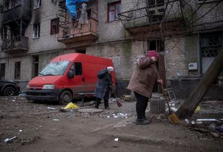 Жительницы Константиновки убирают двор после российского обстрела города