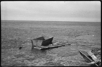 «Ушаты», на которых пытались уплыть немецкие солдаты, на побережье Черного моря в районе Херсонесского аэродрома