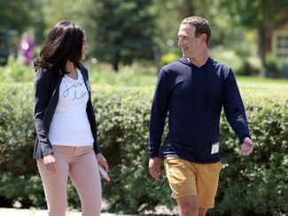 Марк Цукерберг и главный операционный директор Facebook Шерил Сэндберг на ретрите в Сан-Вэлли в 2021 году