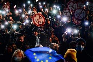 Демонстрация венгерской оппозиции против российского вторжения в Украину перед зданием гостелерадио Венгрии в Будапеште. 6 марта 2022 года