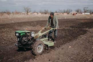 Вернувшиеся жители Долгенького вновь обрабатывают поля, хотя большинство сельскохозяйственной техники было утрачено во время войны