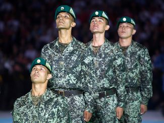 Узбекские солдаты во время празднования дня независимости. Ташкент, 31 августа 2012 года