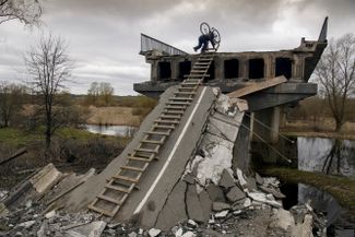 Кухари — небольшое село в Иванковском районе Киевской области — во время войны также оказалось в зоне боевых действий. На фото 70-летний местный житель забирается на разрушенный мост