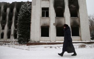 Сгоревшее здание городского совета в Шахтерске. 2 декабря 2014 года