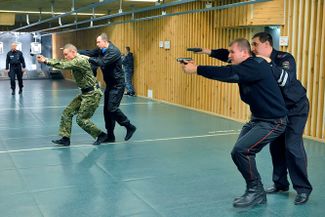 Совместная тренировка по стрельбе с делегацией французских полицейских, приехавших с визитом в Москву, декабрь 2016 года