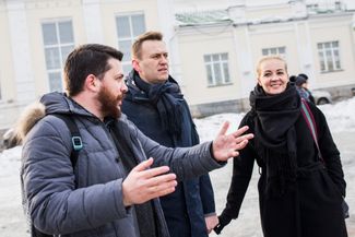 Леонид Волков показывает Екатеринбург (его родной город) Алексею и Юлии Навальным во время агитационной поездки. 24 февраля 2017 года