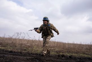 Украинский военный запускает дрон