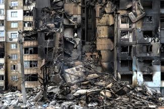 Разрушенный обстрелом жилой дом в Харькове