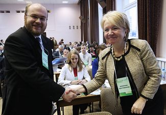 Кандидаты на пост председателя партии «Яблоко» Александр Гнездилов и Эмилия Слабунова. 19 декабря 2015 года