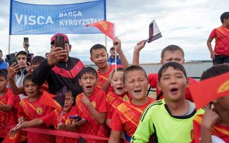 Fans greet the FC Barcelona delegation upon their arrival in Kyrgyzstan. August 2023.