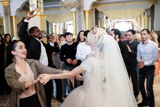 Айджо выступает на свадьбе — второй за один день, 8 апреля 2017 года