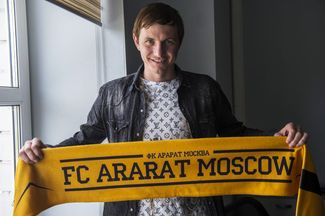 В мае 2017 года «Арарат» подписал нападающего Романа Павлюченко