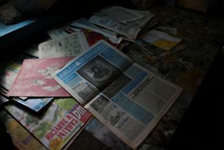 Старые газеты, журналы и листовки в доме Любови Васильевны