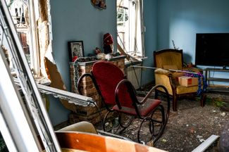 Комната в поврежденном во время обстрела жилом доме в Степном