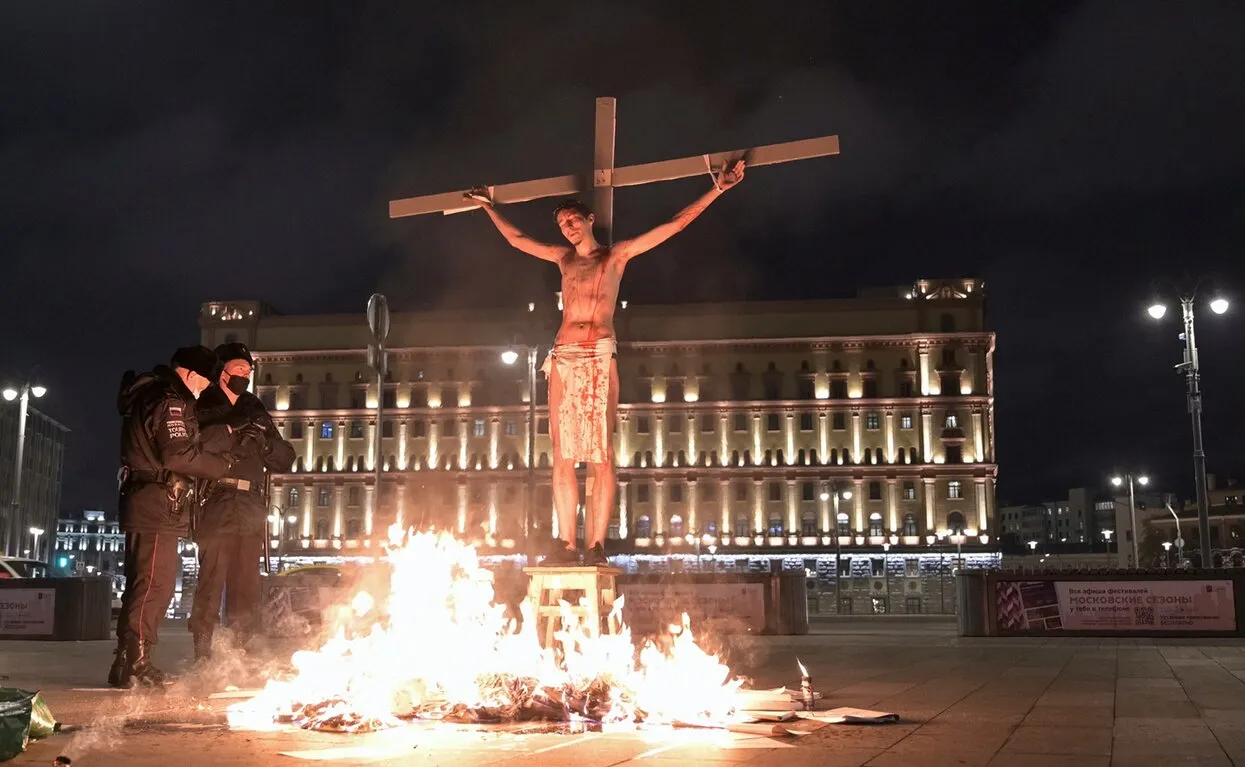 Меня сняли с креста и утащили в автозак На Лубянке «распяли» и подожгли  активиста в образе Христа. Мы узнали, как готовили и проводили перформанс в  поддержку политзэков — Meduza