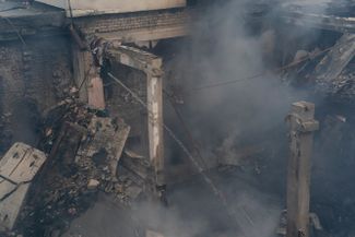 Украинский пожарный работает внутри культурного центра в Дергачах. 12 мая центр был уничтожен авиаударом российских войск.