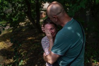 Жительница Краматорска плачет, наблюдая за эвакуацией пожилых родителей. «Я понимаю, что вижу их в последний раз», — сказала она журналистам
