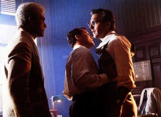 Томми Ли Джонс (слева) в роли Клея Шоу и Кевин Костнер (справа) в роли прокурора Джима Гаррисона в художественном фильме «JFK» Оливера Стоуна (1991 год)
