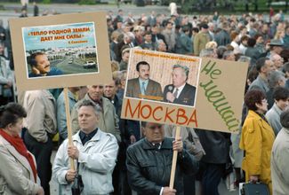 В 1999 году, когда лидер ЛДПР Владимир Жириновский выдвинулся на выборах белгородского губернатора, в Москве прошли митинги в поддержку Евгения Савченко