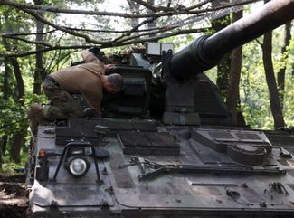 Военнослужащий 43-й артиллерийской бригады ВСУ на 155-миллиметровой самоходной артиллерийской установке Panzerhaubitze 2000 возле Бахмута, Донецкая область, 15 июня 2023 года