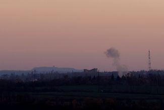 Дым над Бахмутом после ракетного удара